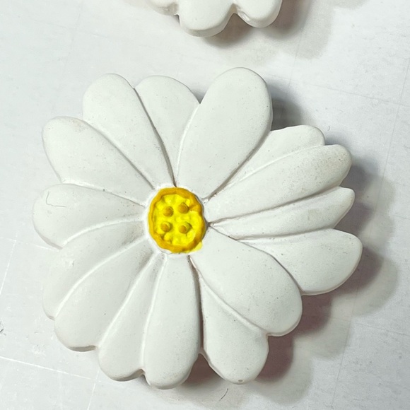 Daisy set of 3 Resin Button Covers - Picture 3 of 4